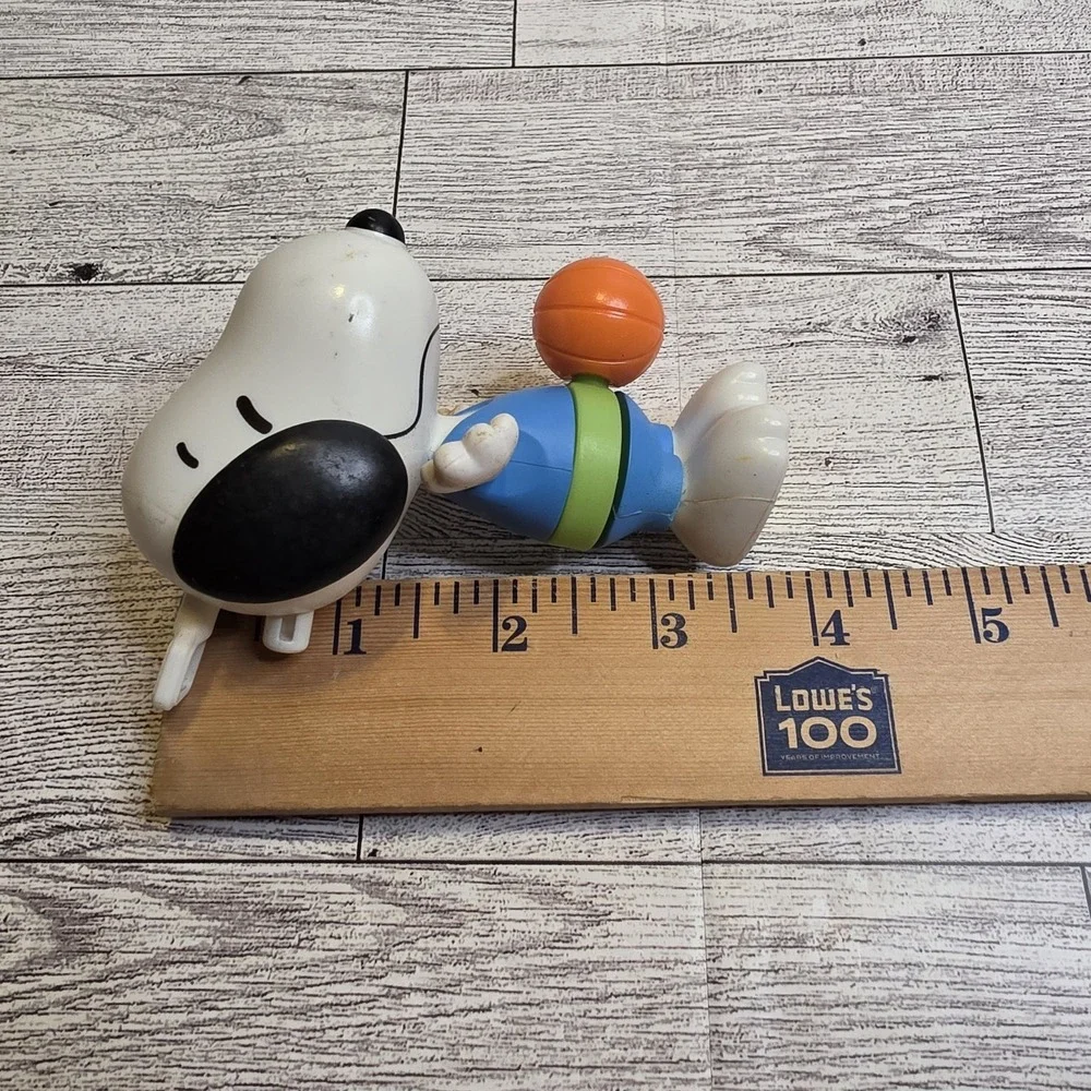 Peanuts - Snoopy McDonalds Happy Meal Toy Basketball player